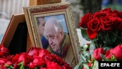 Kreu i grupit mercenar Wagner, Yevgeny Prigozhin, u vra nga një rrëzim misterioz i avionit javën e kaluar në veri të Moskës.