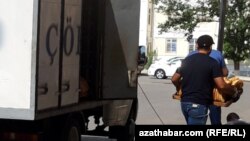 Привоз хлеба в магазин. Ашхабад (Архивное фото) 
