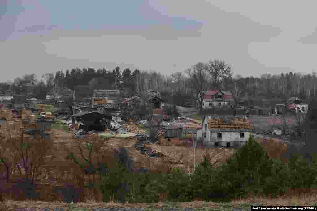 Fotografia e parë: Shtëpi të shkatërruara në Kuhari, fshat në veriperëndim të rajonit të Kievit, pak pas rimarrjes së tij nga duart e forcave ruse, në marsin e 2022-tës. Fotografia e dytë: Pamja e fshatit të njëjtë, në marsin e 2024-tës, thekson ritmin shpesh të ngadaltë të rindërtimit jashtë qendrave urbane të Ukrainës.