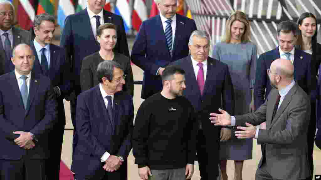 Charles Michel, az Európai Tanács elnöke (jobbra elöl) beszél Volodimir Zelenszkij ukrán elnökkel és Orbán Viktor miniszterelnökkel, miközben más európai uniós vezetőkkel együtt csoportképet készítenek az EU-csúcson Brüsszelben 2023. február 9-én, csütörtökön 