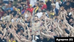 Andrei Preda, poznat kao Gogoașa, među ultrasima iz Peluza Sud Craiova, na utakmici Rumunija Kosovo.
