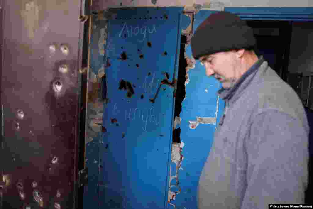 Владимир од околината на Бахмут го покажува подрумот изрешетан од шрапнели.