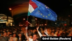 Magyar állampolgárok ünneplik az EU-csatlakozást a Hősök terén 2004. május 1-jén