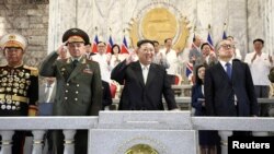 Ministar odbrane Rusije Sergej Šojgu (drugi s lijeva) na proslavi u Pjongjangu sa Kim Jong Unom (drugi s desna), 27. jul 2023. 