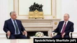 Kryeministri i Hungarisë, Viktor Orban (majtas) në takim me presidentin e Rusisë, Vladimir Putin në Moskë.