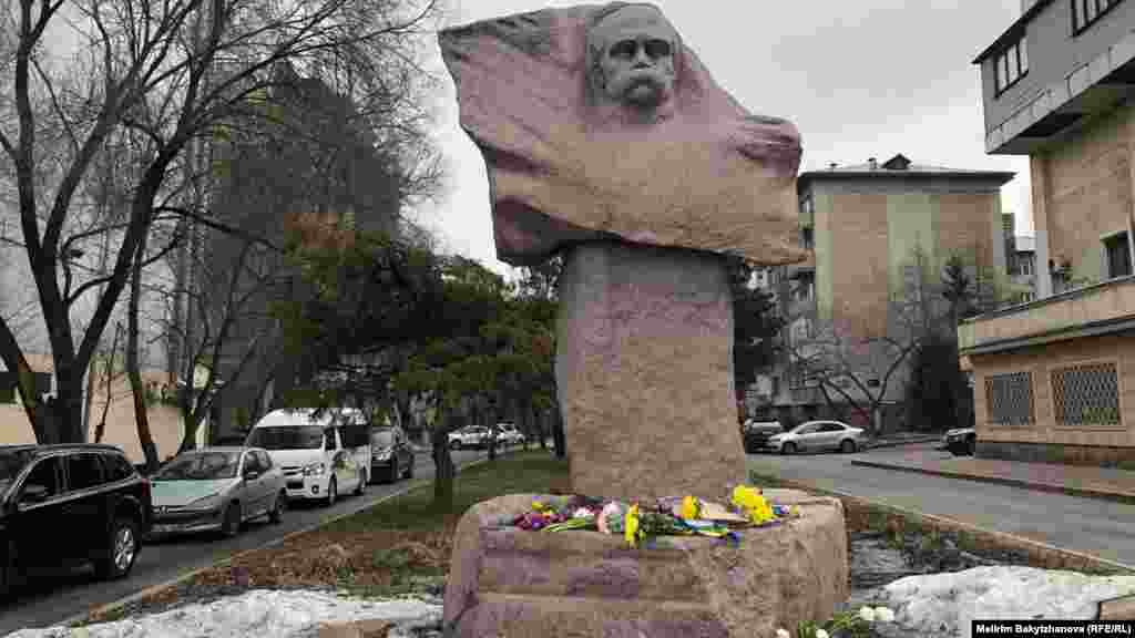 Украин халқының әйгілі ақыны Тарас Шевченко ескерткішіне гүл қойып жатқандардың көбі – ресейліктер. Азаттық тілшісі сөйлескен Ресей азаматтары былтыр соғыс басталғаннан кейін сәуірде Алматыға қоныс аударғанын, соғысты қолдамайтынын айтты.