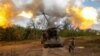Український військовослужбовець стріляє з самохідної гаубиці по російських військах в Донецькій області, 13 вересня 2023 року.
