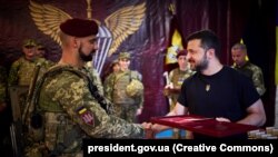 Ukrajinski predsjednik Volodimir Zelenski (desno) sa vojnicima 4. septembra regionu Zaporožja