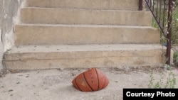 Një top i prerë dhe i shfryrë i basketbollit qëndroi para derës së shtëpisë së familjes të Nedim Salahareviqit në Vllasenicë. Ai thotë se ky ishte mesazh i qartë se edhe "unë do të përfundoja sikur ai top, do të thotë, sikur vëllai im".