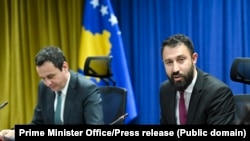 Ministri i Administrimit të Pushtetit Lokal të Kosovës, Elbert Krasniqi, (djathtas), dhe kryeministri i Kosovës, Albin Kurti.