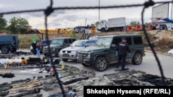 Armët dhe makinat e konfiskuara nga Policia e Kosovës prej grupit të armatosur në Banjskë.
