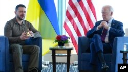 Presidenti i SHBA-së, Joe Biden dhe presidenti ukrainas Volodymyr Zelensky, gjatë samitit të G7-s në Hiroshimë, Japoni, 21 maj 2023.