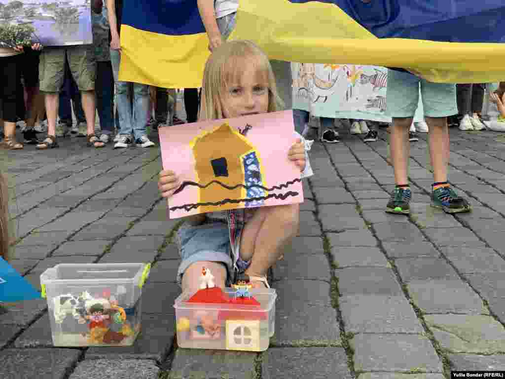 До акції долучилося багато дітей, які принесли свої іграшки для інсталяції, а також скандували «Слава Україні!» 