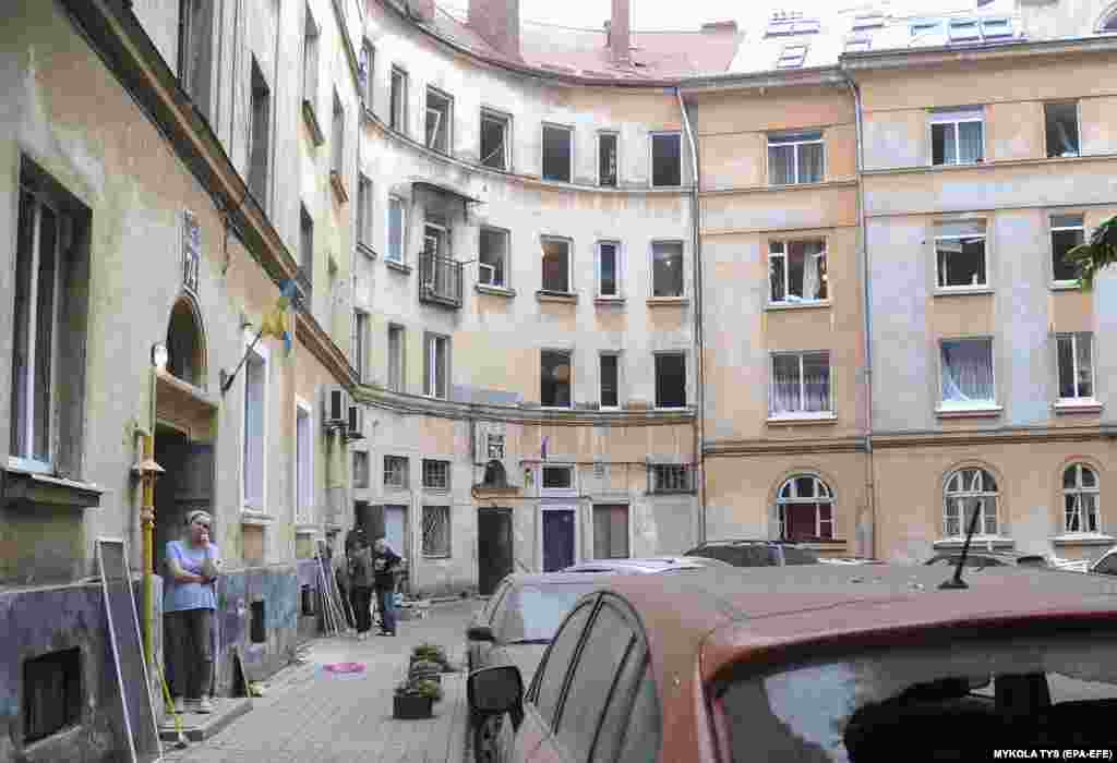 Egy nő tűnődik, ahogy a mentőalakulatok túlélők után kutatnak. A nyugat-ukrajnai Lvivben több százezer ukrán háborús menekült keresett biztonságot a háború kitörése óta