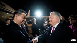 Зустріч голови КНР Сі Цзіньпіна і прем'єр-міністра Угорщини Віктора Орбана в аеропорту Будапешта, травень 2024 року