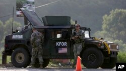 Американски војници кои служат како дел од КФОР чуваат контролен пункт на пат во близина на селото Лепосавиќ, во северно Косово, на 18 август 2022 година.
