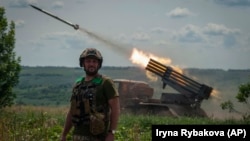 Un MSLR ucrainean BM-21 Grad atacând pozițiile rusești de lângă Bahmut, pe linia frontului din regiunea Donețk, Ucraina, la 21 iunie.