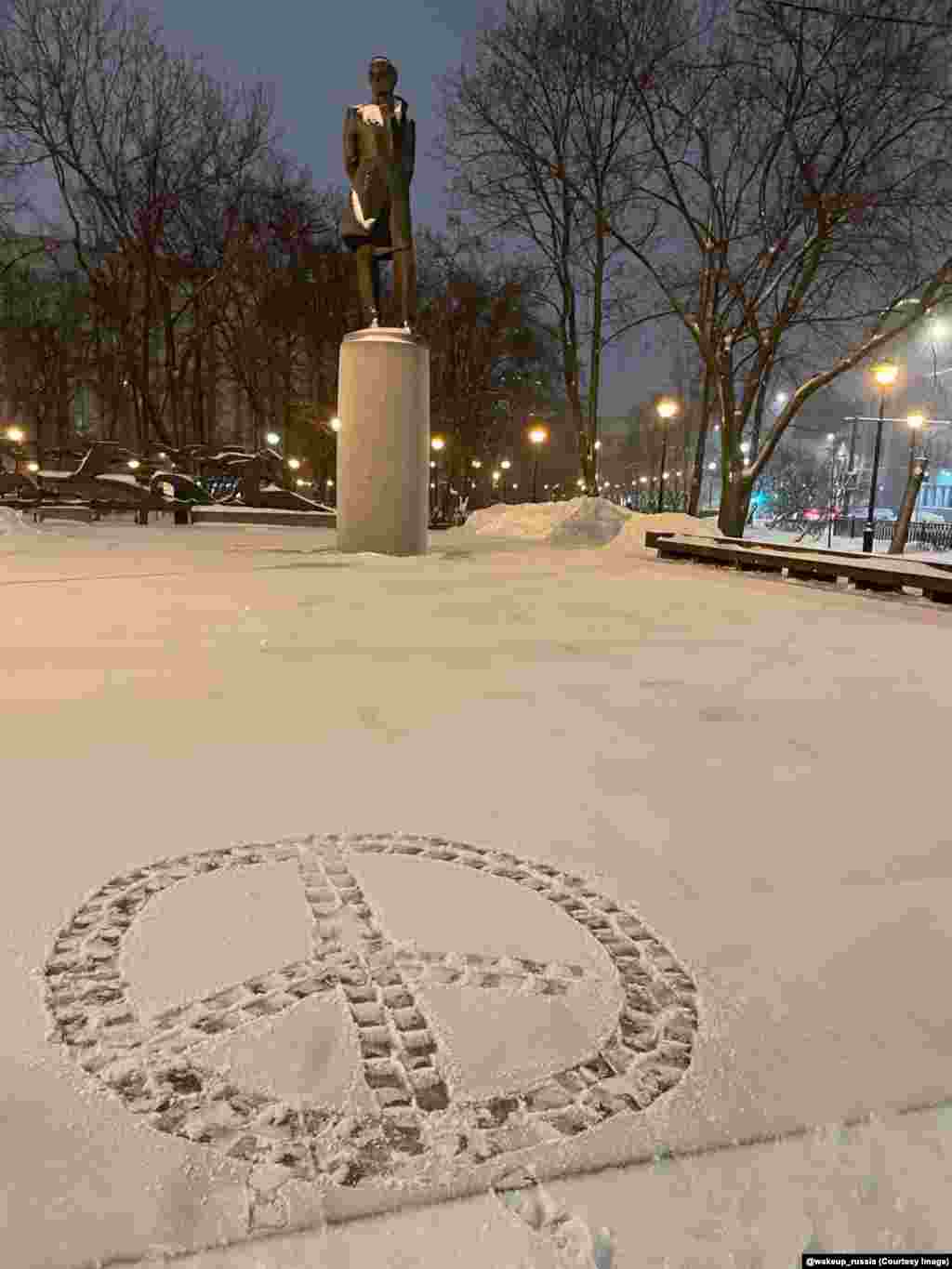 Пацифистский знак на свежевыпавшем снегу в Санкт-Петербурге. Telegram-канал #Очнись фокусируется на инакомыслии внутри России, но он также освещает часть многочисленных творческих актов неповиновения, совершаемых россиянами за рубежом