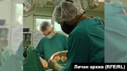 Aysar, i lindur në Gjermani, ka jetuar në Britaninë e Madhe, dhe tani është një nga shumë studentë të huaj të mjekësisë në Bullgari.
