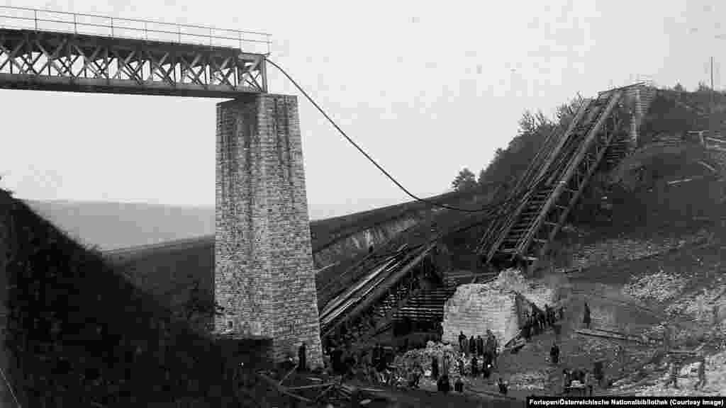 Osztrák–magyar csapatok gyülekeznek a visszavonuló orosz csapatok által lerombolt viadukt alatt, a Ternopil melletti Zsovnivkánál 1915-ben
