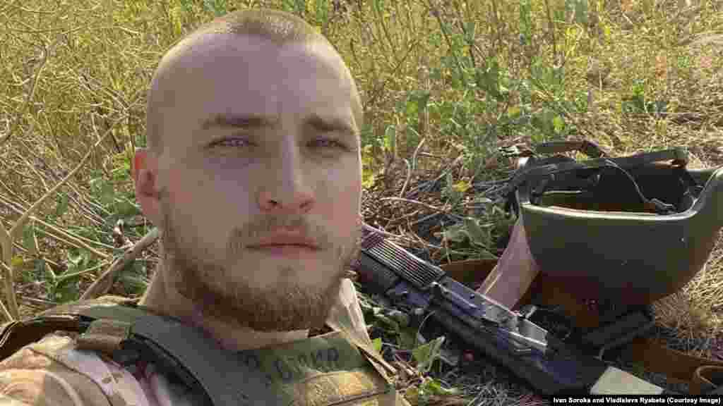 Një selfie që e bëri Soroka më 29 qershor në rajonin e Donjeckut, dy muaj para se të goditej nga një copëz predhe e cila e verbëroi. Vetëm gjashtë javë pasi u takuan online, ata pinë kafe së bashku gjatë njërit prej pushimeve të shkurtra të Sorokës nga fronti. "Pra, ku është unaza ime?" pyeti Ryabets, përsëri me shaka. "Është mu këtu", iu përgjigj Soroka, teksa e nxori unazën shndëritëse të fejesës.