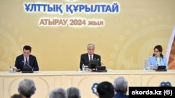 19 ივნისს ყაზახეთის პრეზიდენტმა (შუაში) ხელი მოაწერა კანონს მასმედიის შესახებ. კანონის ძალით, ხელისუფლება მკაცრ მონიტორინგს გაუწევს მედიაში "კულტურული და ოჯახური ფასეულობების" დაცვას