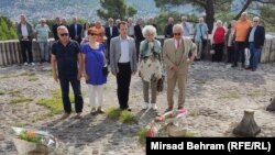 Grupa antifašista na Partizanskom groblju u Mostaru obilježava 9. maj, Dan pobjede nad fašizmom u Evropi.
