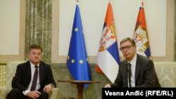 Emisari evropian, Mirosllav Lajçak, dhe presidenti serb, Aleksandar Vuçiq, gjatë një takimi në Beograd. (Fotografi nga arkivi)