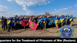 Це вже другий за тиждень великий обмін полоненими. Попередній відбувся на початку тижня, 10 квітня. На фото звільнені українці у той день