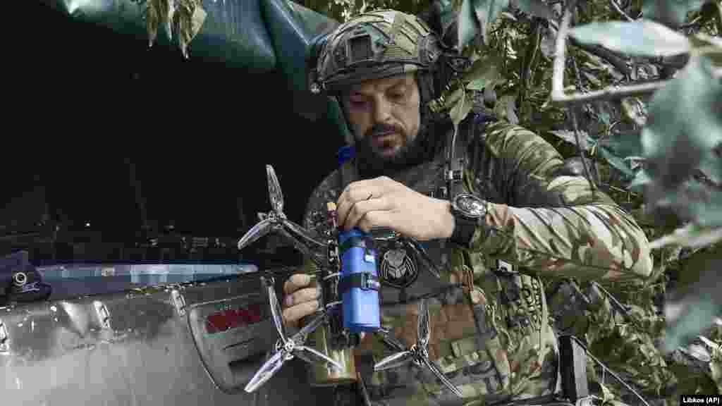 Un soldat ucrainean pregătește o dronă în apropierea frontului din regiunea Zaporojie, la 1 iulie. Ambele părți utilizează tot mai mult dronele în operațiunile de luptă.