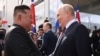 Președintele rus Vladimir Putin (dreapta) și liderul nord-coreean Kim Jong Un în timpul întâlnirii lor de pe cosmodromul Vostocinîi, 13 septembrie.