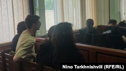 მარიამ სოფრომაძისა და ინგა ბეგაშვილის ოჯახის წევრები სხდომათა დარბაზში