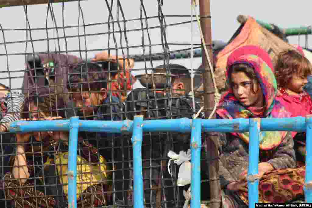 Refugjatët afganë arrijnë me kamionë nga Pakistani në kufirin Afganistan-Pakistan në Torkham më 31 tetor. Islamabadi ka përdorur kërcënimet dhe abuzimet për të detyruar rreth 1.7 milion emigrantë afganë që kishin hyrë paligjshëm në Pakistan, të largohen nga vendi para afatit të 1 nëntorit, tha organizata ndërkombëtare për të drejta të njeriut, Human Rights Watch (HRW).