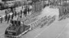 Defilare de 1 mai 1971. Manifestațiile erau pregătite timp de câteva săptămâni, în ore și ore de exerciții care aveau loc în afara programului de lucru al angajaților, neplătite. Viața privată nu conta. Dimpotrivă, regimul avea nevoie să nu le lase cetățenilor timp liber.