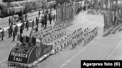 Defilare de 1 mai 1971. Manifestațiile erau pregătite timp de câteva săptămâni, în ore și ore de exerciții care aveau loc în afara programului de lucru al angajaților, neplătite. Viața privată nu conta. Dimpotrivă, regimul avea nevoie să nu le lase cetățenilor timp liber.