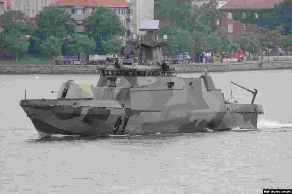 Ракетный катер Hamina-Class Четыре таких катера в настоящее время находятся на вооружении ВМС Финляндии. Они изготовлены из алюминия и композитных материалов, что делает корабли относительно лёгкими и манёвренными. Катера с комплексом вооружения, включающим ракеты, артиллерийские орудия и бомбы, способны противостоять «угрозам с воздуха, надводного и подводного мира». У Финляндии нет подводного флота