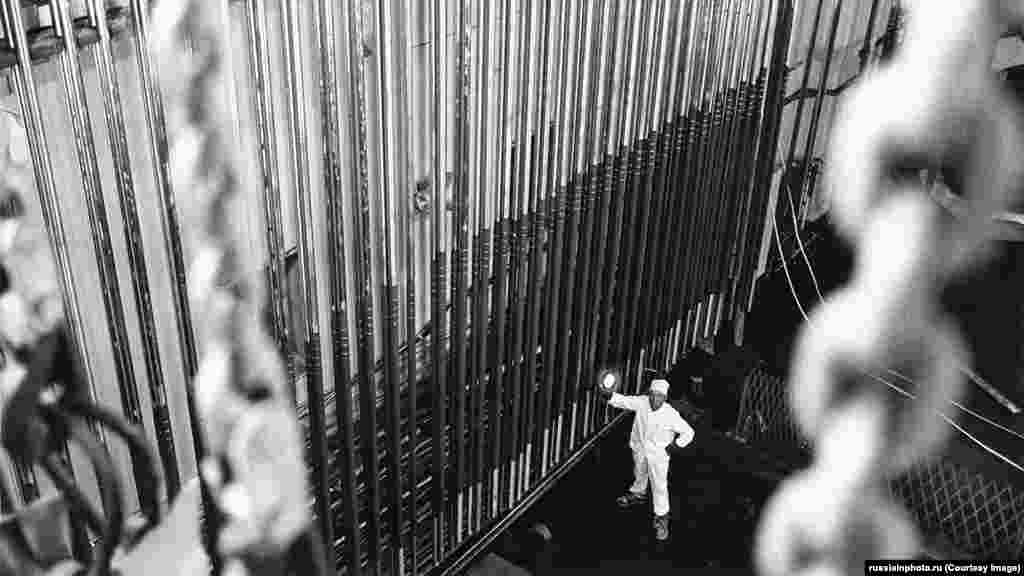 Az Obnyinszki Atomerőmű egy azonosítatlan része egy hetvenes években készült felvételen. Az erőmű 2002-es leszereléséig nagyobb baleset nélkül működött. A kis méretű létesítmény alapozta meg több szovjet atomerőmű, többek között a csernobili tervezését