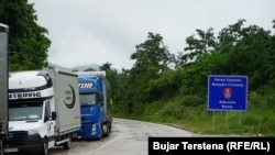 Radha e kamionëve që presin të kalojnë kufirin në pikën kufitare në Merdare, në territorin e Serbisë.