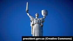 Фрагмент монументальной скульптуры "Родина-мать" ("Батьківщина-Мати") в Киеве на правом берегу Днепра