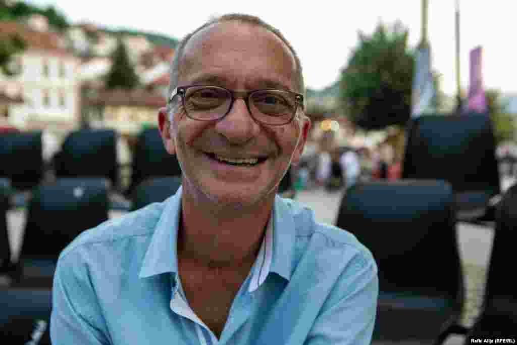 Ernest Malazogu, aktor profesionist nga Prizreni, merr pjesë për herë të parë në këtë festival që mbahet në ambient të hapur. Ai tha se kjo është një sfidë për të. "Kisha frikë se si do të na pranonte publiku për shkak se luanim në kafene. Në fund, m'u duk se aty kemi luajtur për vite të tëra edhe pse ishte hera e parë", tha ai.