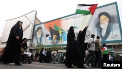 Një grua iraniane në Teheran mban një flamur palestinez gjatë një tubimi në mbështetje të palestinezëve të organizuar më 13 tetor.
