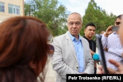 Alekszandr Klepikov riporterekkel Ulkenben 2023. augusztus 23-án