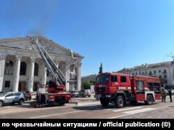 Urmările atacului cu rachetă din 19 august asupra teatrului din Cernihiv.