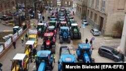 Польські фермери блокують вулицю під час протесту в Щецині 3 квітня 2023 року проти напливу українського зерна, яке знижує ціни на зерно на внутрішньому ринку Польщі
