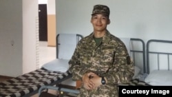 19-летний солдат-срочник Нуржигит Абдильпат на службе в армии. Фото Азаттыку предоставила его мать