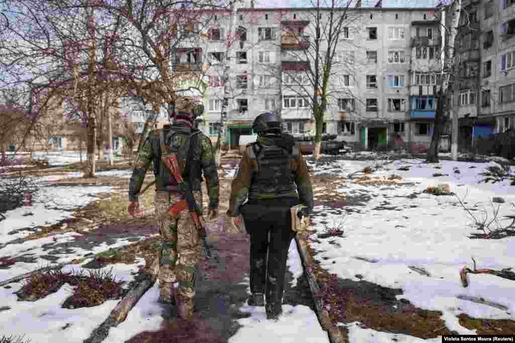 Украински војник и волонтер одат од дом во дом во местата во близина на бахмут и ги убедуваат луѓето да се евакуираат. 
