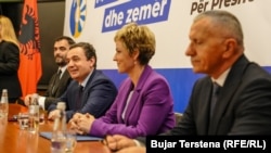 Kryeministri i Kosovës, Albin Kurti (i dyti nga e majta) gjatë një takimi në Prishtinë më 29 maj me liderët e Partisë për Veprim Demokratik nga Lugina.