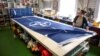 Croitoreasa Tove Lycke lucrează la un steag NATO într-un atelier din apropiere de Stockholm, Suedia.<br />
<br />
Suedia a aderat oficial la NATO pe 7 martie, la doi ani după ce a depus cererea de aderare la alianța militară, în urma invaziei Rusiei în Ucraina din 24 februarie 2022.<br />
&nbsp;