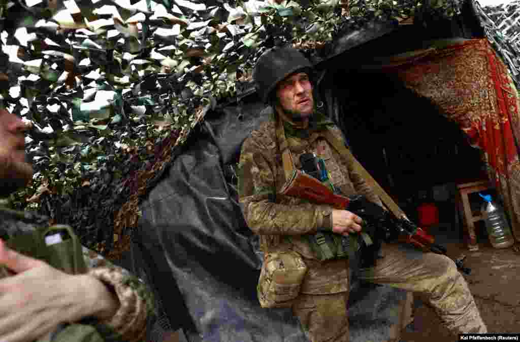 Ще один український військовий несе вахту у своїй замаскованій траншеї поблизу Нью-Йорка, села, розташованого за 35 кілометрів на північ від окупованого Росією Донецька 