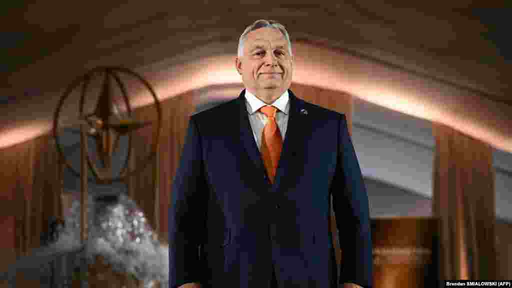 Orbán Viktor a NATO 75. évfordulóját ünneplő eseményen Washingtonban. A magyar miniszterelnök a hivatalos programon kívül több NATO-tagállam vezetőjével is tárgyal a héten. Első találkozója Recep Tayyip Erdoğan török elnökkel volt, akitől a „magyar békemisszió” támogatását kérte